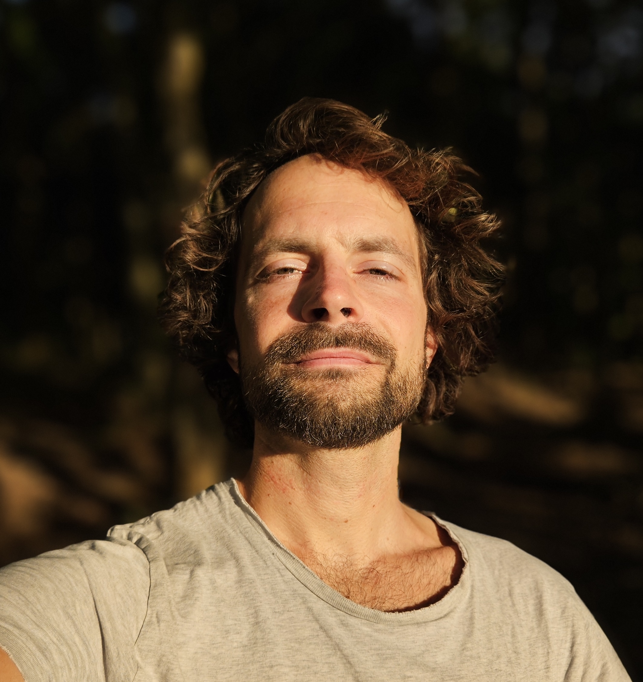 Shamanuel Profile Picture, showing a closeup Portrait in the Sunrise sun light
